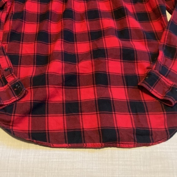 Gap flannel size medium, red and black perfect for fall and winter button up - Picture 8 of 9